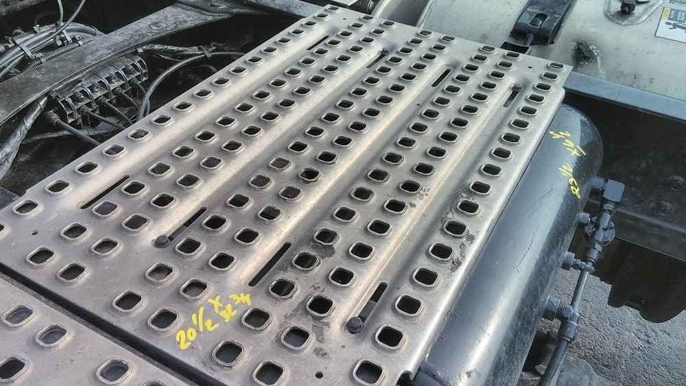 Replaces 2015 VOLVO VNL DECK CATWALK ,  OH