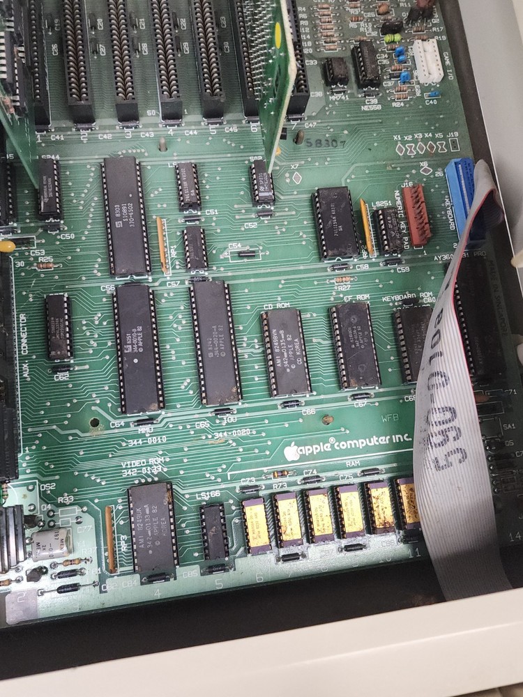 Vintage Apple IIe A2S2064 Computer w/ 2 Disk Drives Powers On