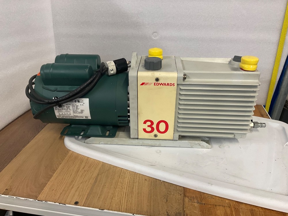 Edwards E2M30 Dual Stage Mech Vane 208V THREE PHASE E113932.00 HP1/2 MOTOR USED