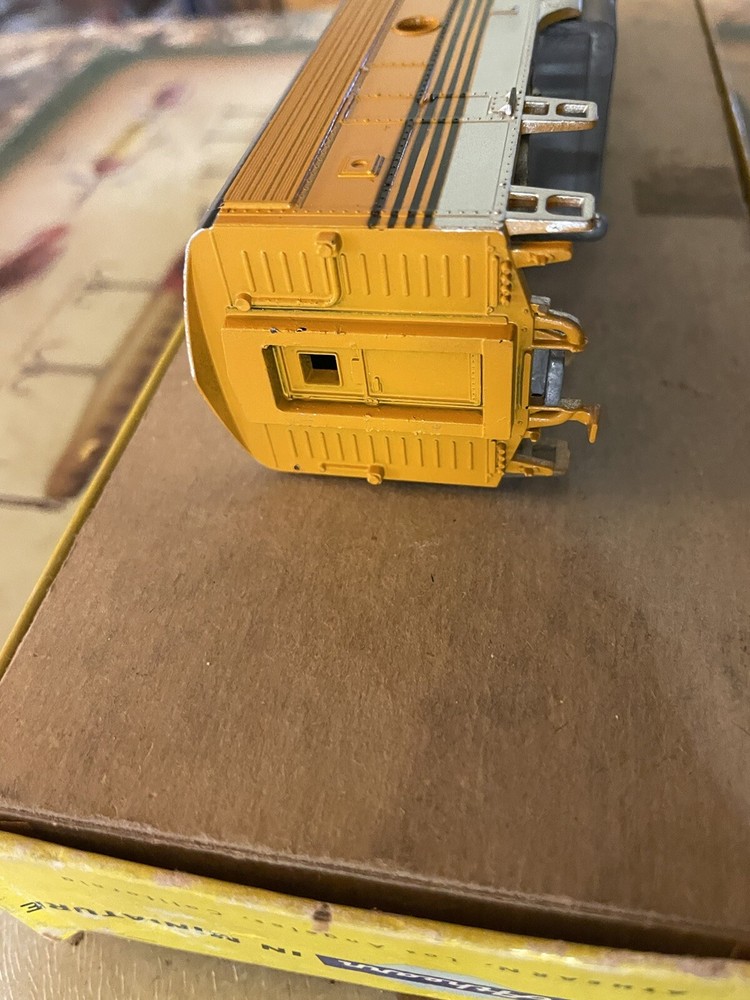 Ho Diesel Train Engine Powered B Unit / Old Stock