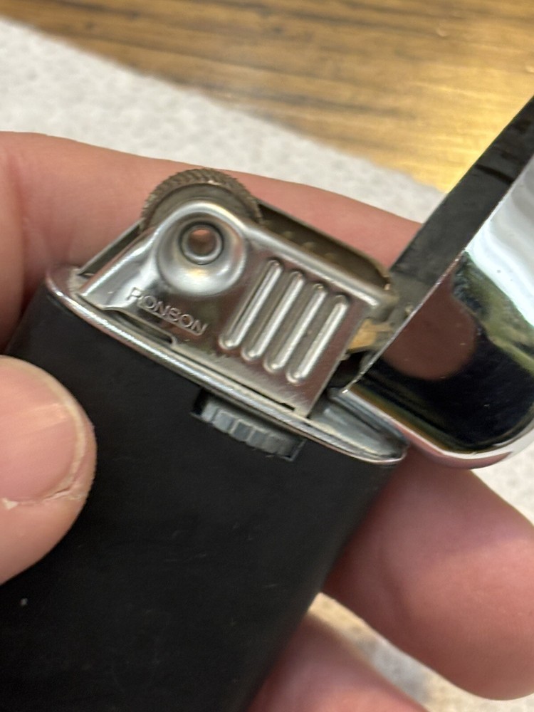 Vintage Ronson Black & Chromium Windlite Flip Top Lighter