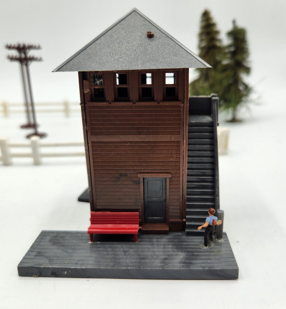 Plasticville HO Scale Plasticville Train Station Platforms Switch Station Fence