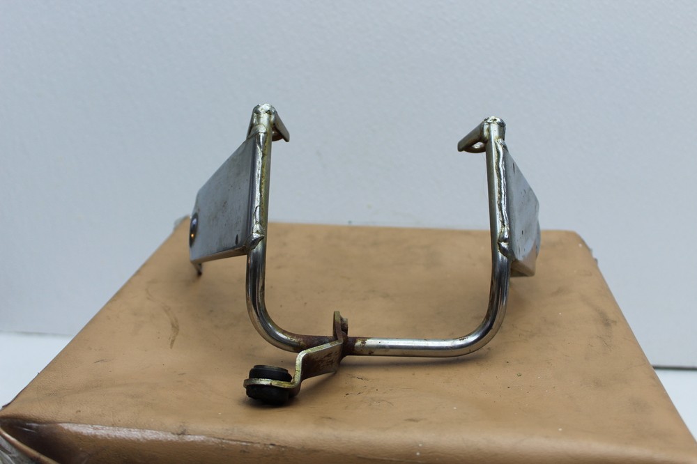 1981 YAMAHA XJ550 (#298) FRONT FORK EARS HEADLIGHT MOUNT bracket