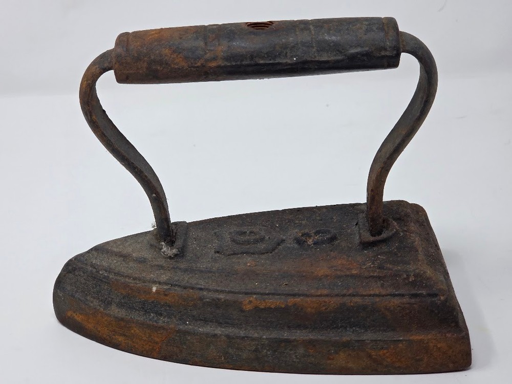 Antique Cast Iron Sad Iron Number 8 Flat Base Handle Primitive Laundry Tool