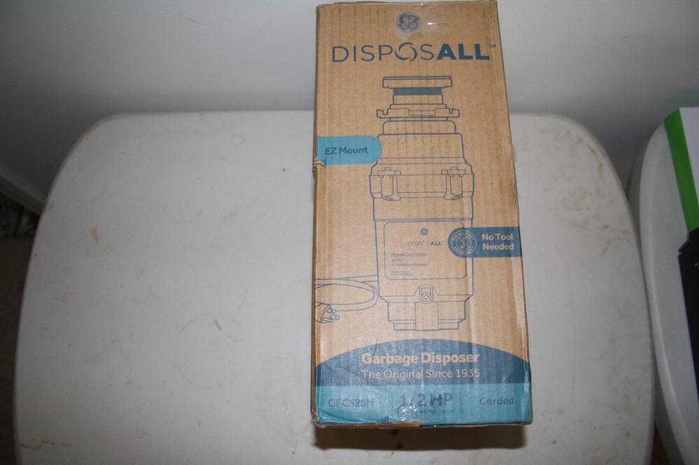 GE GARBAGE DISPOSER -CFC 525 N -1/2 HP =-NEW WITH CORD