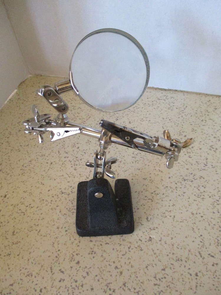WORKBENCH MAGNIFYING GLASS, CLIPS FOR FINE DETAIL WORK, ADJUSTABLE, 2.5" MAGNIFY