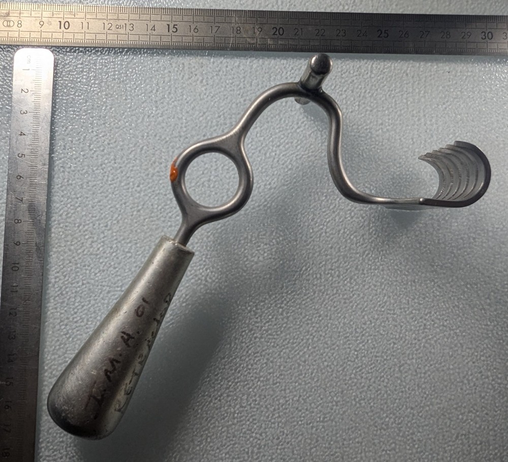 Curved Sternal Retractor