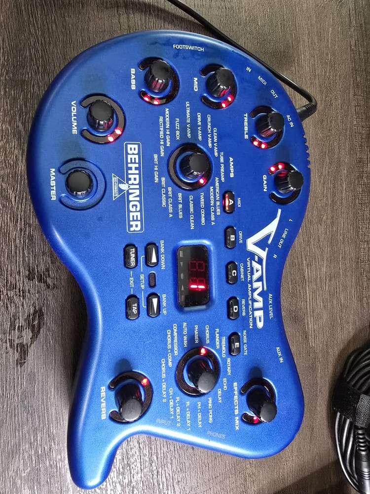 Behringer V-AMP 2 Guitar Amp Multi-Effects Processor Adapter Foot Switch And Bag