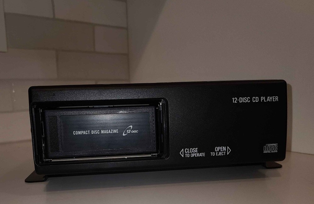 2000 C5 Corvette Pioneer 12-Disc CD Player