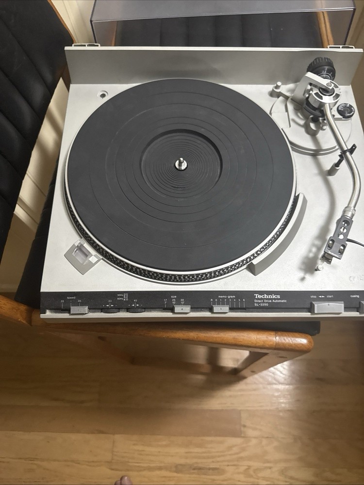 Technics SL-3350 Turntable, Excellent Condition, Missing Lid Hinges.