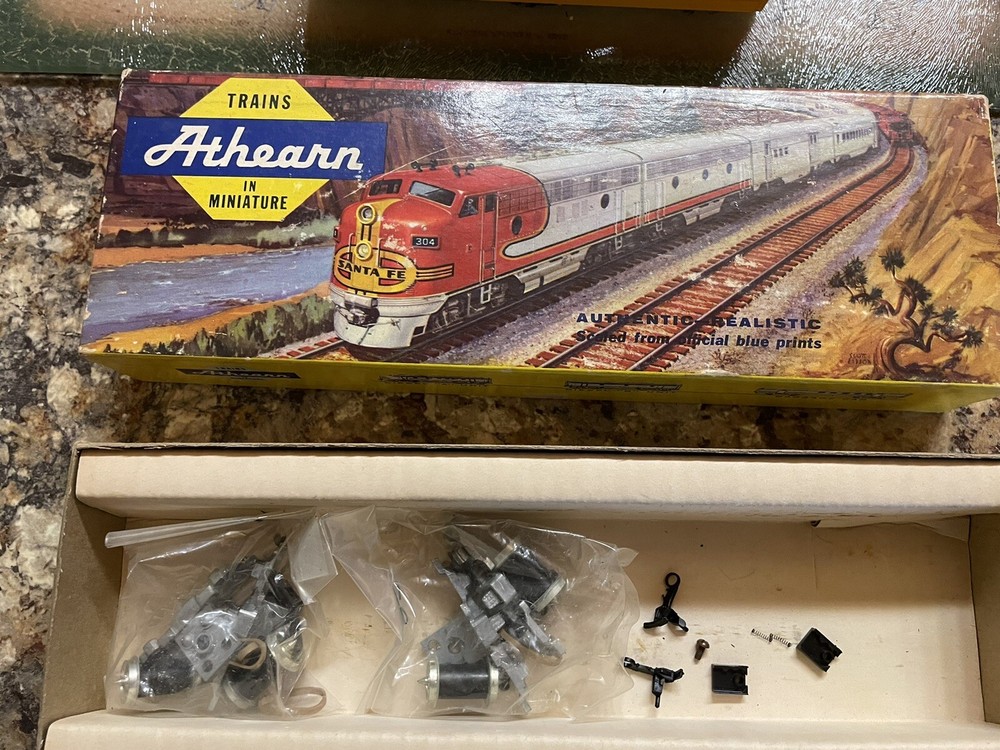 Ho Diesel Train Engine Powered B Unit / Old Stock
