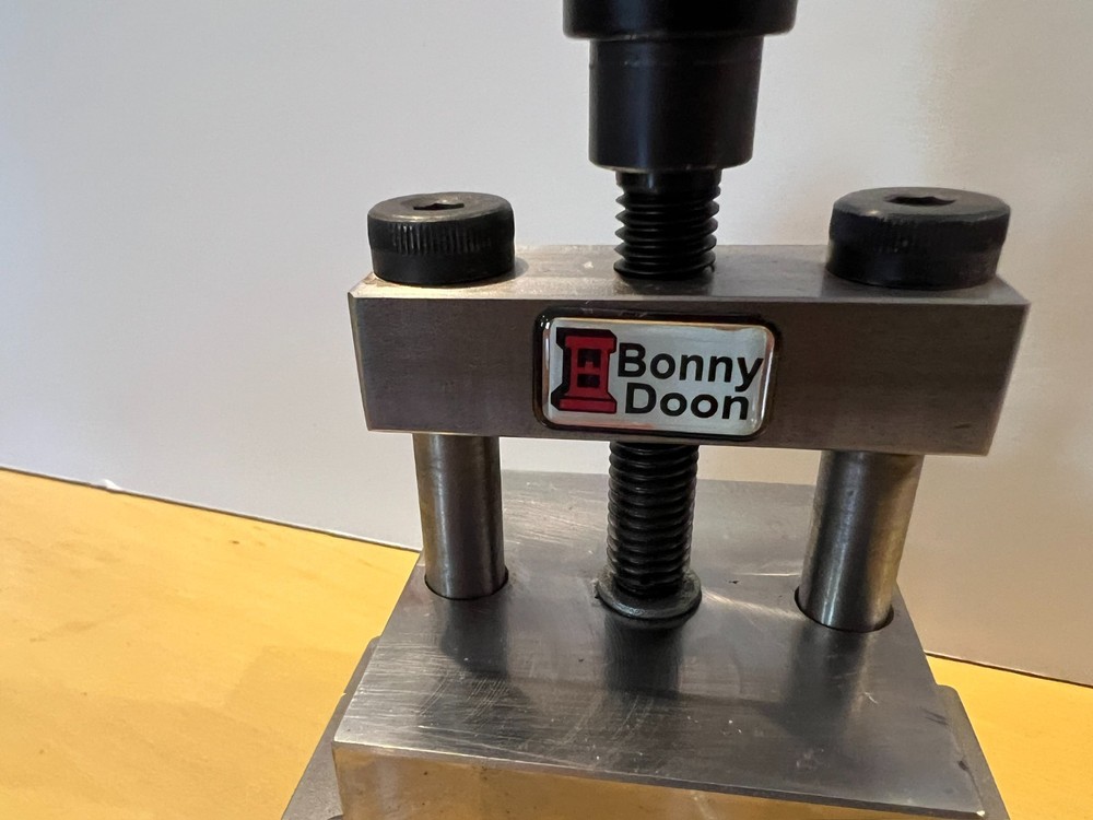 Bonny Doon vertical bench mount vise with 4 forming stakes