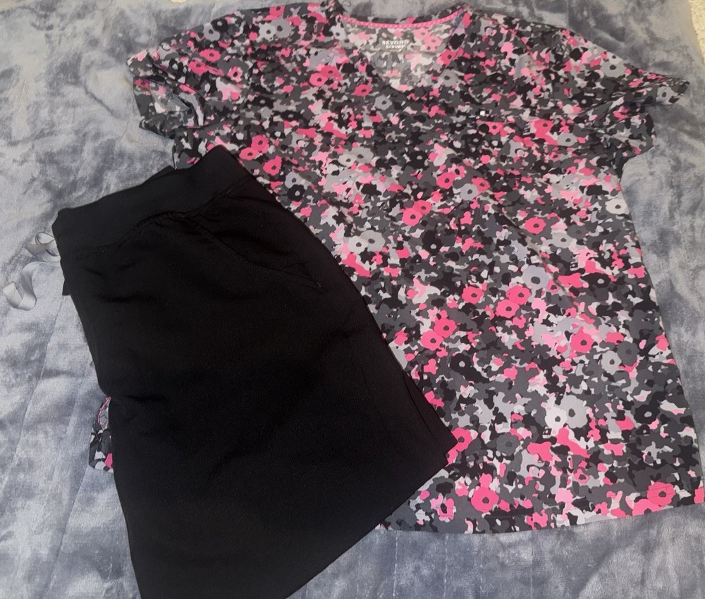 MINT CONDITION SCRUB SET!! Size L Top- W/FIG PANTS Size (M)