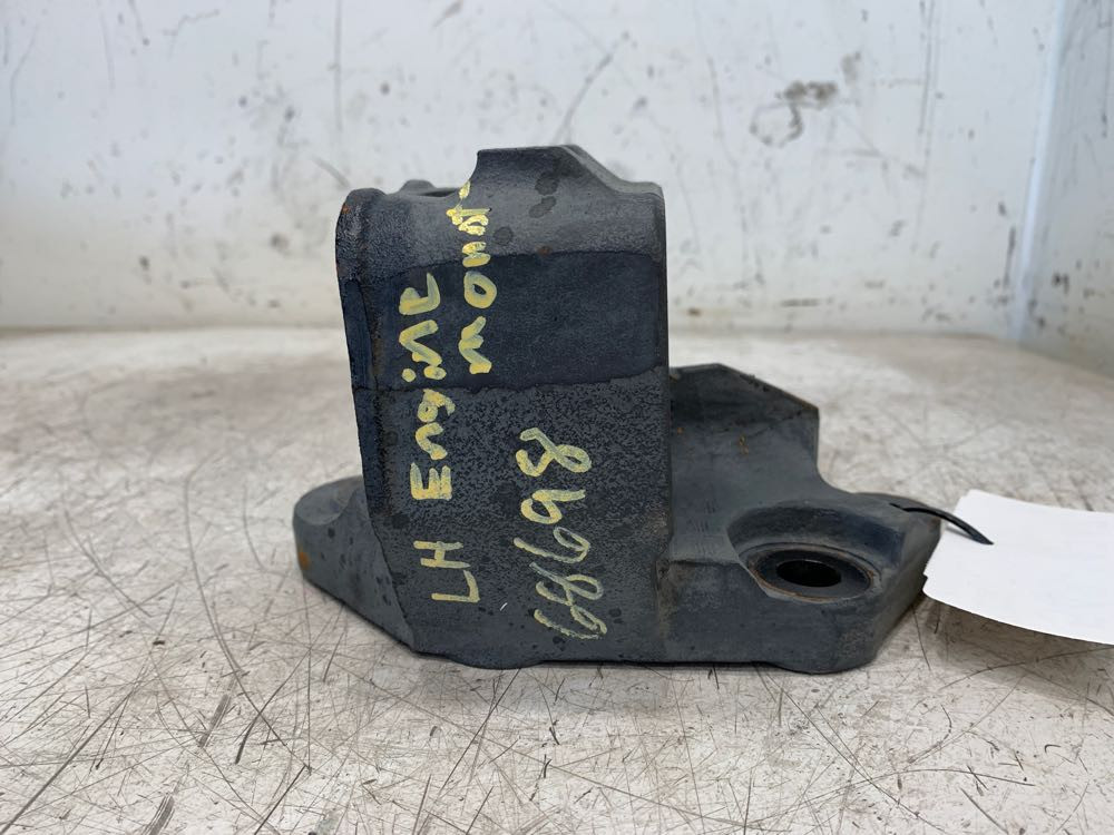 2014 Peterbilt 587 Engine Mount 1670902 (548-11747)