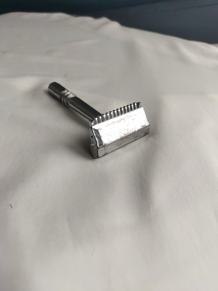 Gem Micromatic Open Comb Type Silver Tone SE Safety Razor