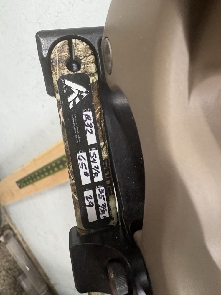 Athens Ridge 32 Compound Bow Rh 65LB 29” Draw