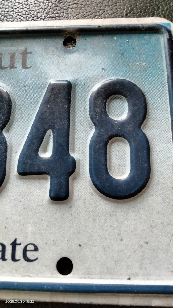 Connecticut License plate BM.98348 - Constitution State