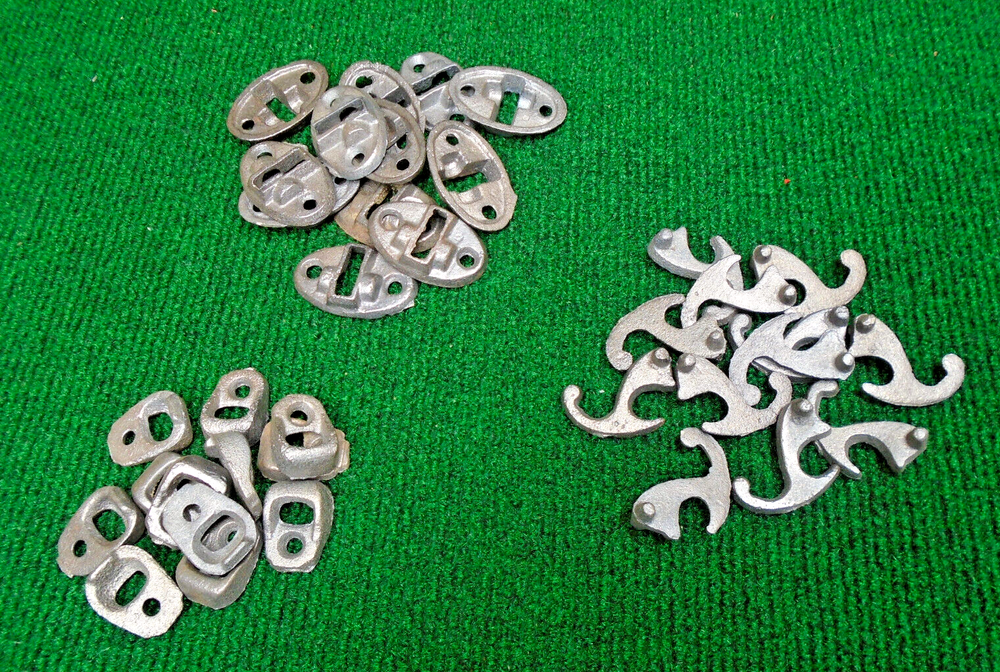 ONE COMPLETE THREE PIECE SET OF NOS SHUTTER LATCHES (40000)