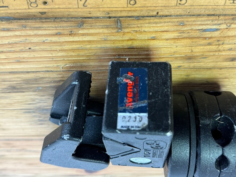 Avenger Super Clamp Grip Head, Black #D230