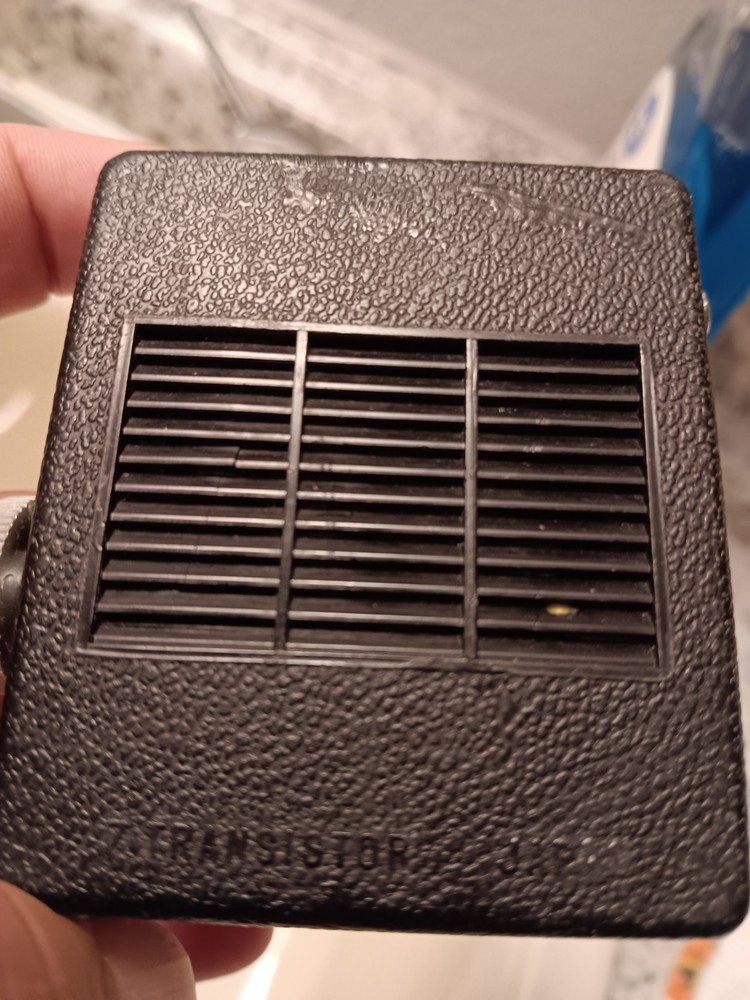 Invicta Micro 7 Transistor Radio Untested