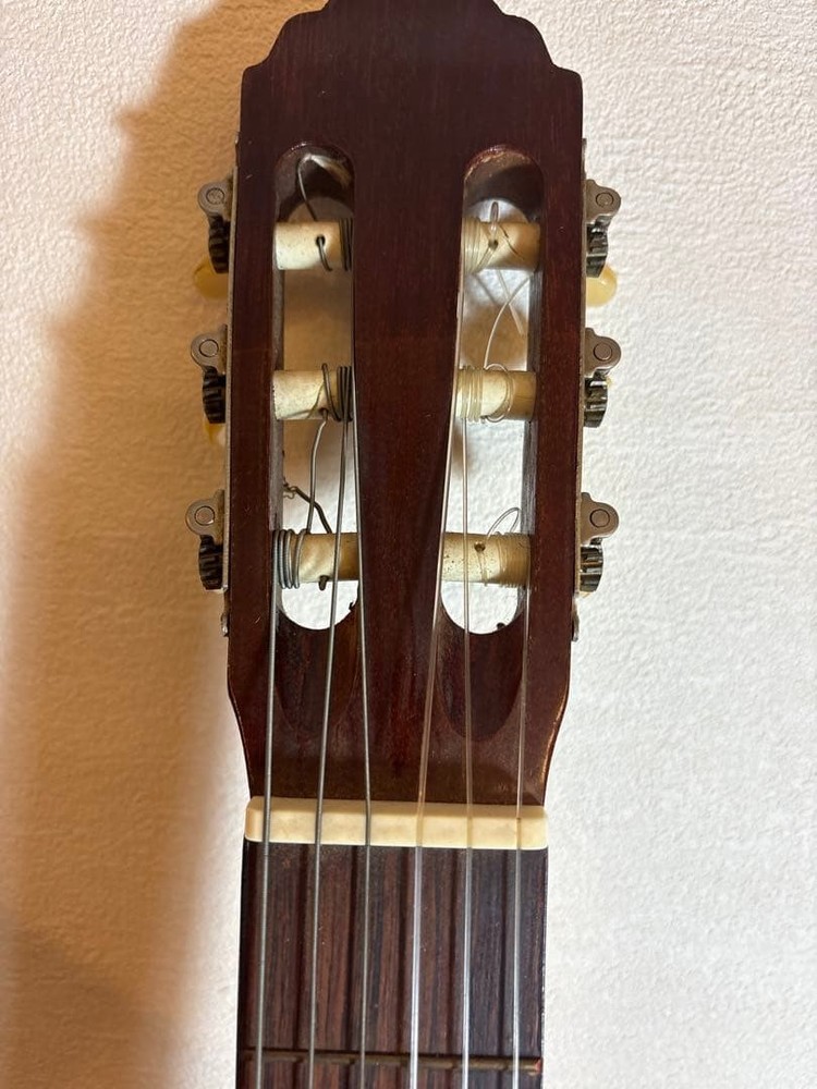 Alvarez Classical Guitar With Hard Case Nylon Strings