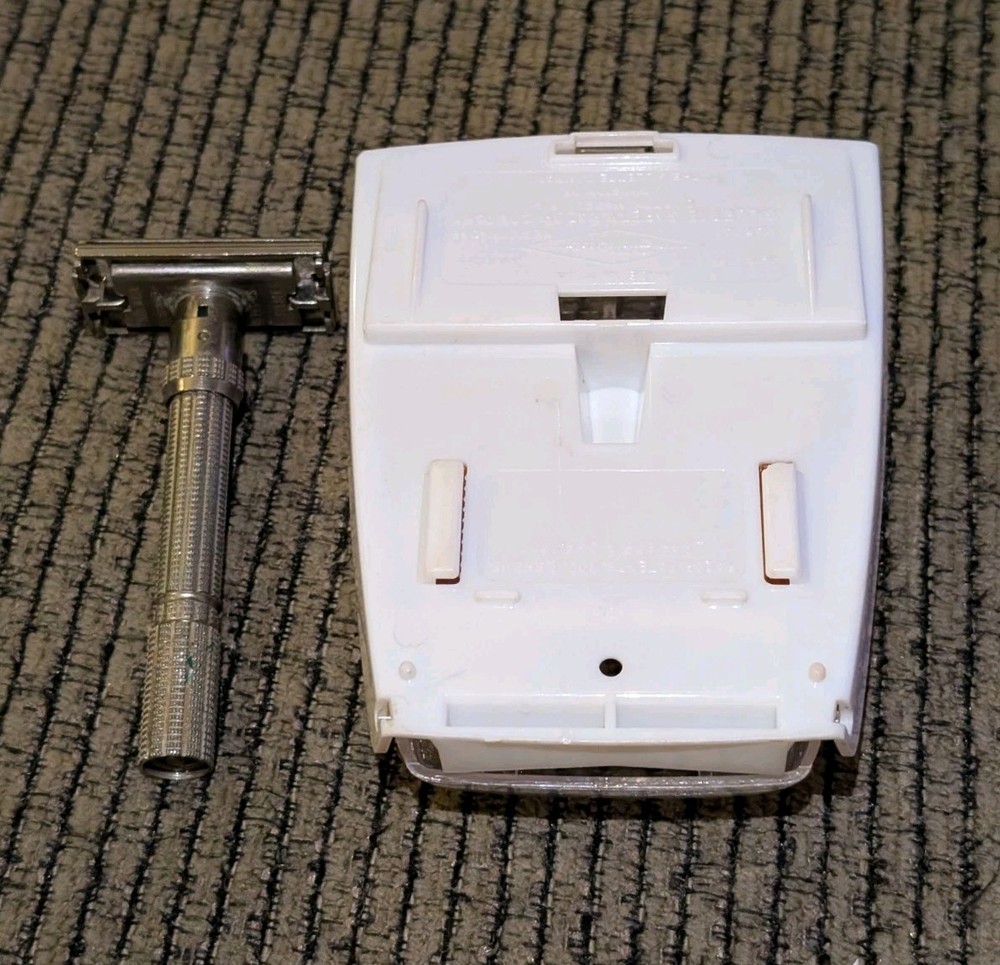 Gillette SLIM Handle Adjustable Razor - TTO - L-2 - 1966 Model - With Case