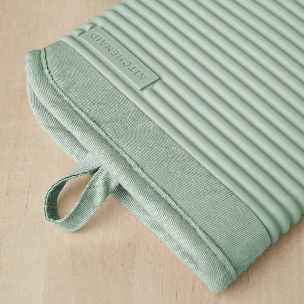 Ribbed Soft Silicone Pistachio Green Oven Mitt Set (2-Pack)