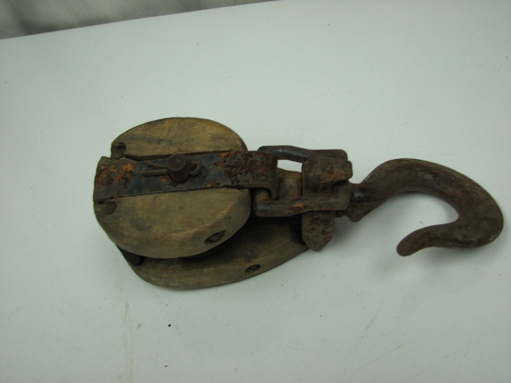 Vintage Single Wheel Block & Tackle Pulley Rustic Barn Tool Hoist Primitive