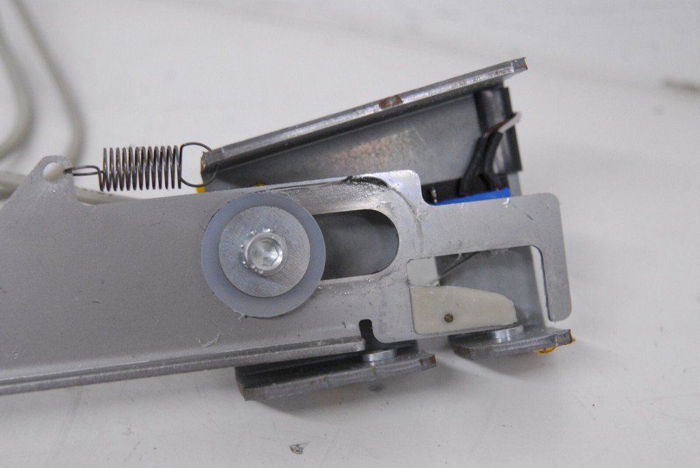 Hettich E2665 Lid Lock/Latch Assembly - 1401-01 Universal 320