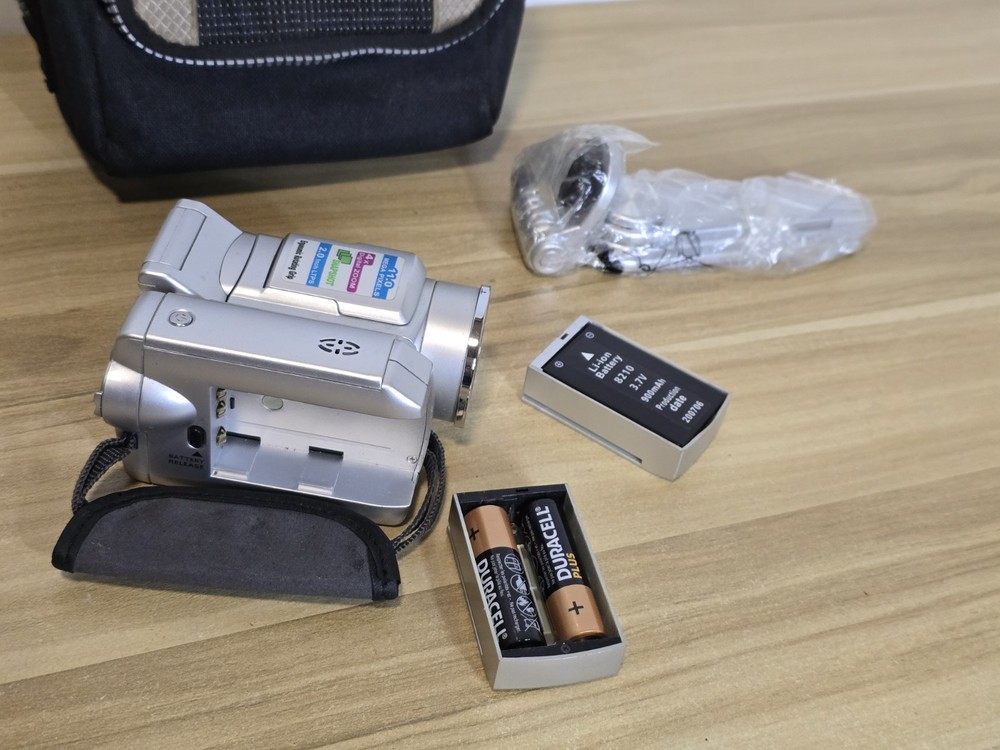 JVC Camcorder. Mini DV7 11 Mega Pixel Enhanced 4x Digital Zoom + Case.