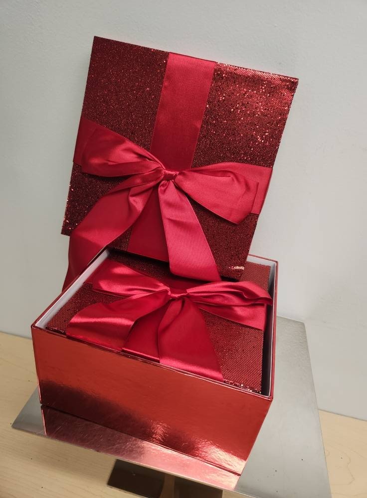 SQUARE STACKING RED GLITTER & SATIN BOW GIFT BOXES SET 24