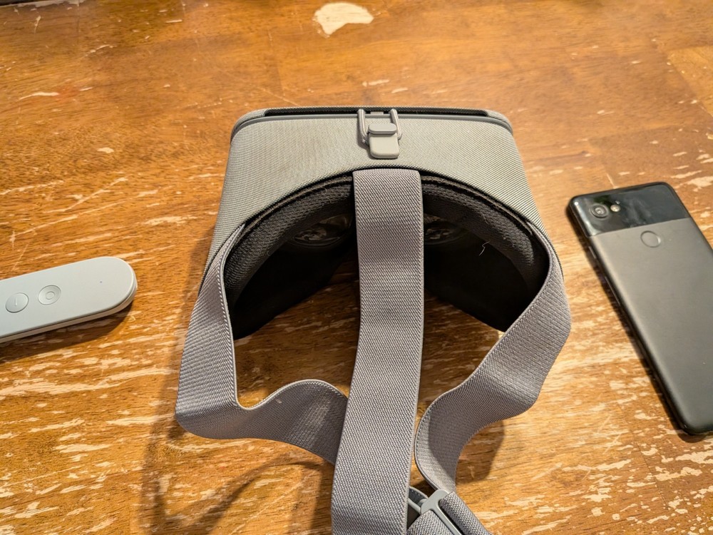 Google Daydream View Gray VR Headset, Controller & Smartphone Bundle