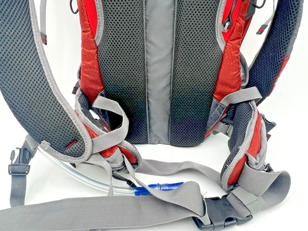 TOPI RIO HYDRATION PACK BACKPACK HIKING, CAMPING, ETC WITH BLADDER