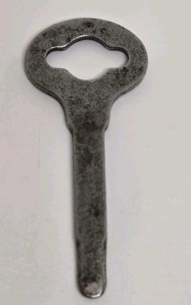 VINTAGE SEWING MACHINE KEY