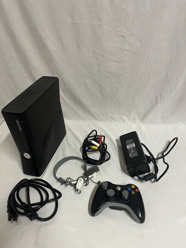 Working Xbox 360 Console Bundle With All Cables Plus Controller And Box.