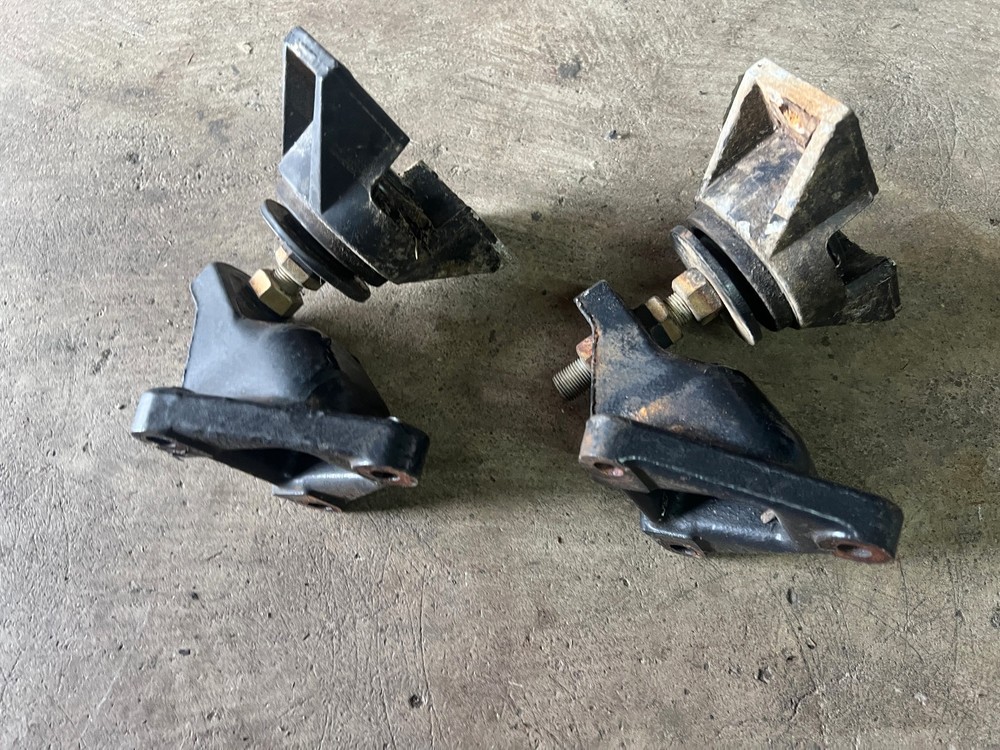 Volvo Penta 4.3GS V6 Engine Motor Mount (PAIR)