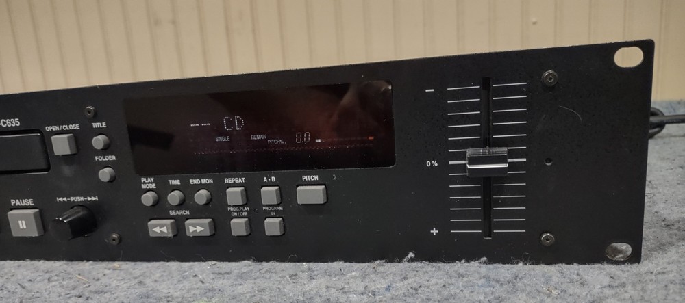 DENON DN-C635 RACK MOUNT CD/MP3 PLAYER-PLAYS-LOOKS NICE-EJECT BUTTON ISSUE