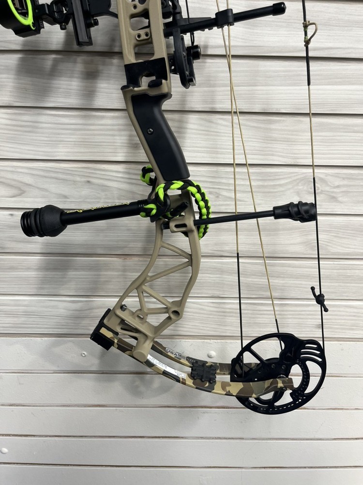 Bear Archery Compound Bow With ADAPT Cam System (A1G011659)