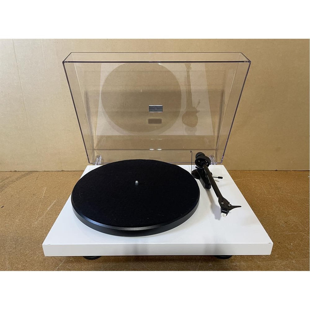 Pro-Ject Debut Carbon Evolution with Sumiko Rainier (High Gloss Black)