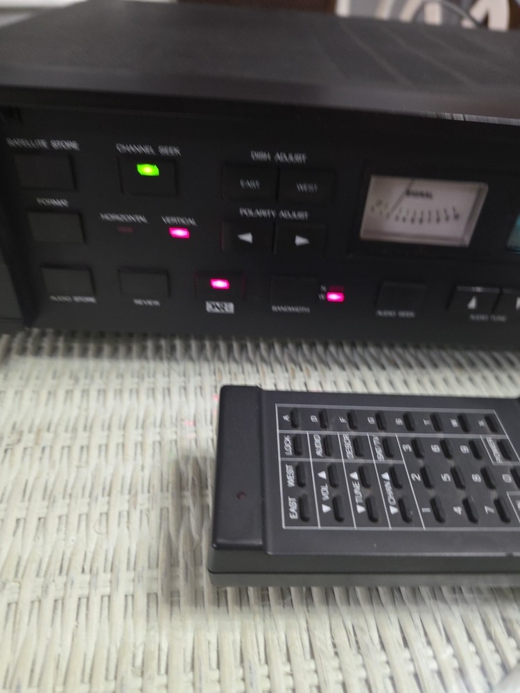 REALISTIC SATELLITE RECEIVER MODEL SR 2010