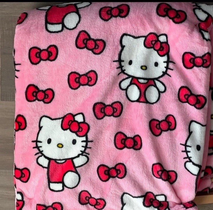 Hello Kitty Bows & Sunny Throw