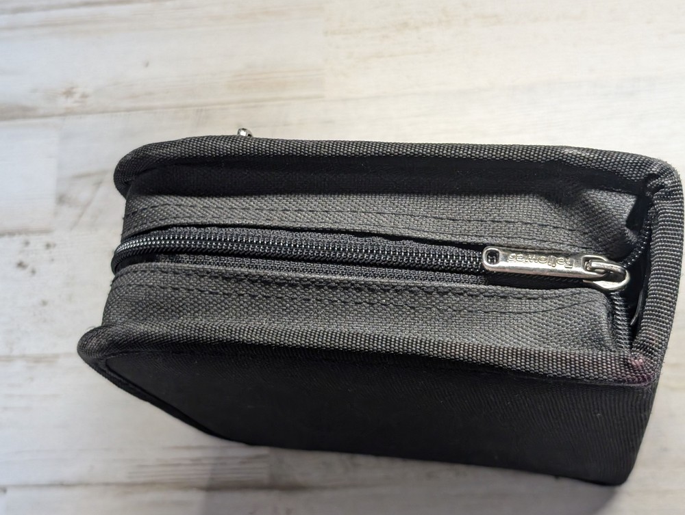 Fellowes 32-Disk Capacity CD DVD Blu-ray Storage Wallet Case Black Zippered