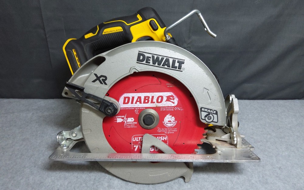 DEWALT 20V MAX XR 7-1/4" Circular Saw Power Detect