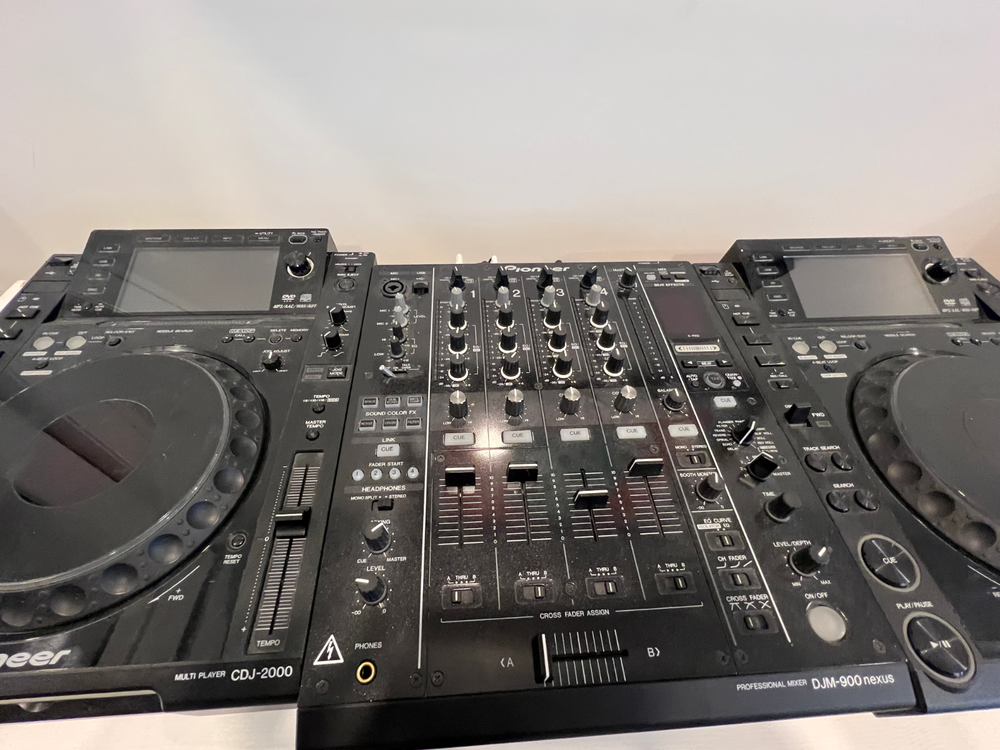 Pioneer CDJ-2000 DJ Turntable great condition