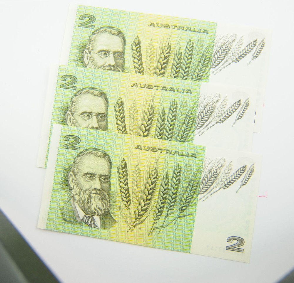 Australian Two Dollars 3 Consecutive Banknotes - Phillips/Wheeler $2 aUNC to EF