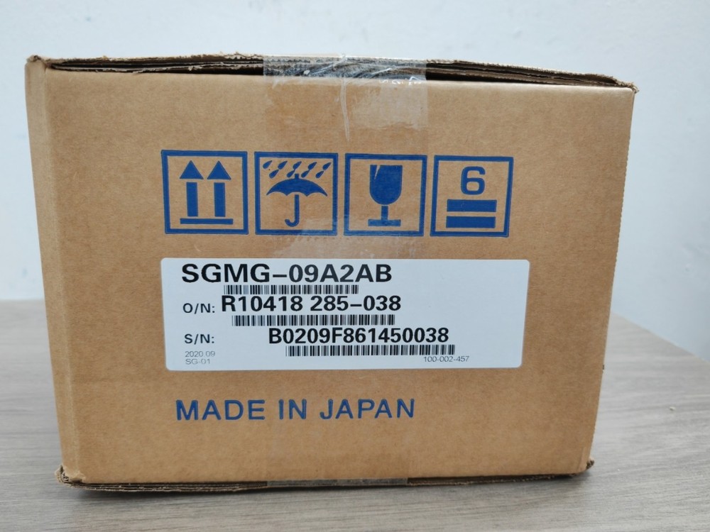 NEW YASKAWA SGMG-09A2AB Servo Motor