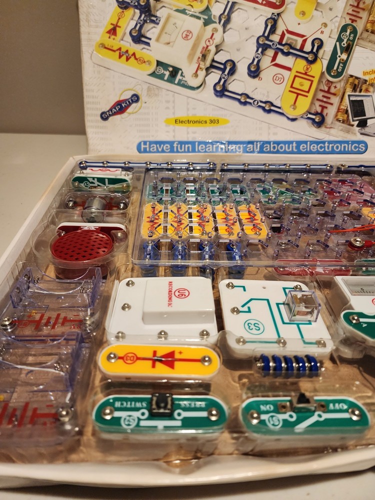 Electronic Snap Circuits 750, 300, 100 Experiment Kits - Incomplete