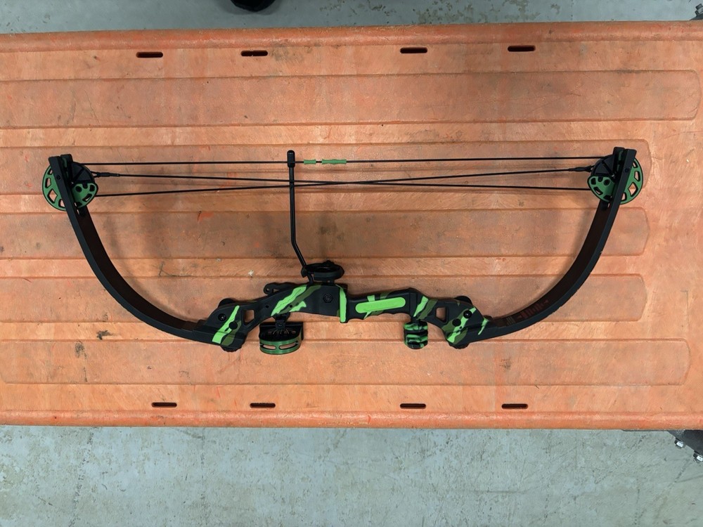 Barnett Tomcat Compound Bow Green Black Youth Right Hand Target