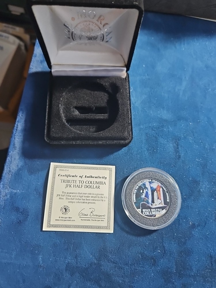 Colorized Kennedy half dollar. TRIBUT TO SPACE SHUTTLE COLUMBIA. 2003 ( US.#85 )