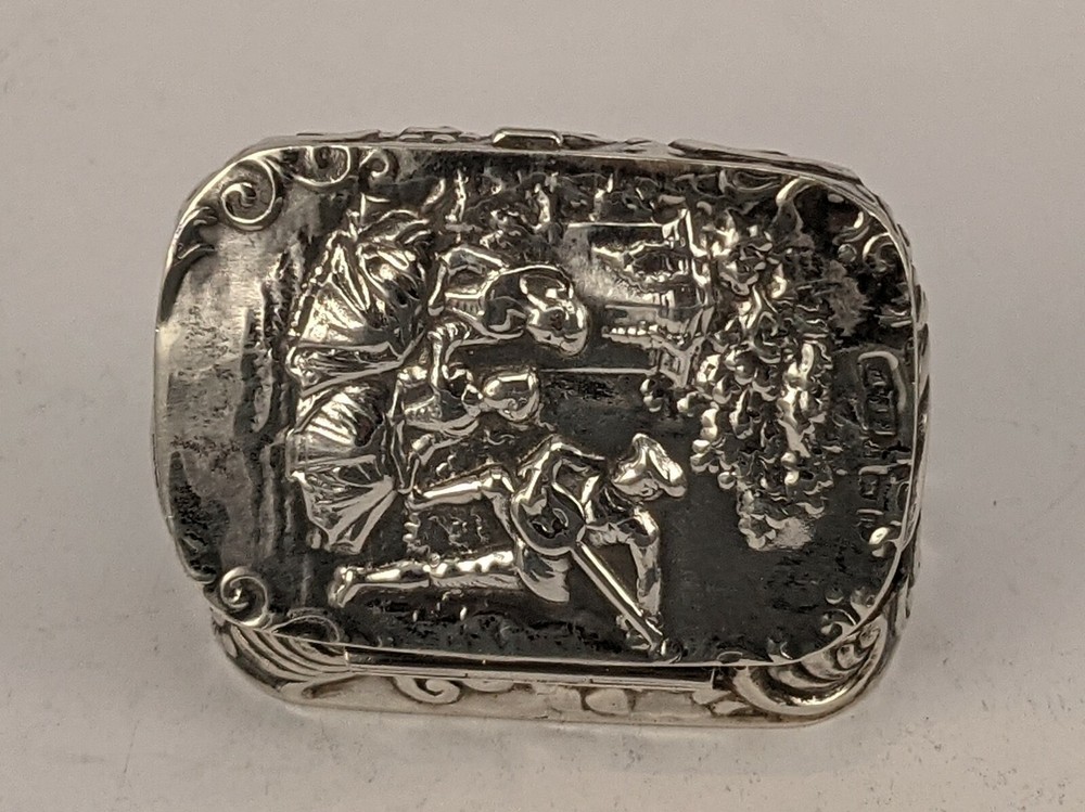 A solid silver hinged snuff box British hallmarked 1904 with medieval scene